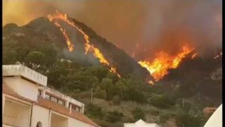 Messina - Fiamme vicine alle abitazioni