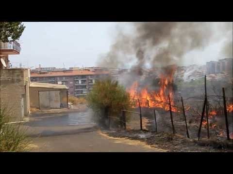 Catania, incendio a Cibali vicino alle abitazioni