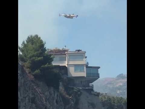 Incendio a Taormina, l'intervento del Canadair vicino le case