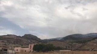 Erice continua a bruciare. Canadair in azione