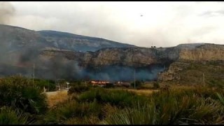 La montagna di Erice avvolta dalle fiamme, funivia ferma La montagna di Erice avvolta dalle fiamme, funivia ferma