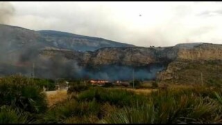 La montagna di Erice avvolta dalle fiamme, funivia ferma La montagna di Erice avvolta dalle fiamme, funivia ferma