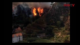L'incendio indomabile: le colline messinesi bruciano da più di 24h L'incendio indomabile: le colline messinesi bruciano da più di 24h