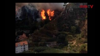 L'incendio indomabile: le colline messinesi bruciano da più di 24h