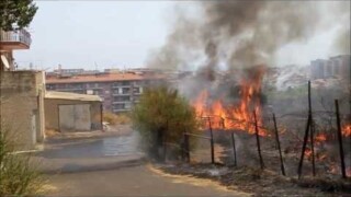 Catania, incendio a Cibali vicino alle abitazioni