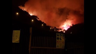 Fiamme, Canadair e sirene: Messina brucia, il video