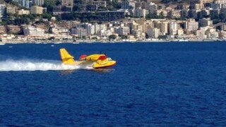 Stretto di Messina, Canadair in azione dall'alba