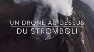 Un Drone au dessus du Volcan Stromboli Un Drone au dessus du Volcan Stromboli