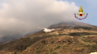 Eruzione ed esplosioni a Stromboli, i vigili del fuoco in azione