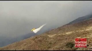 Stromboli eruzione e canadair in azione